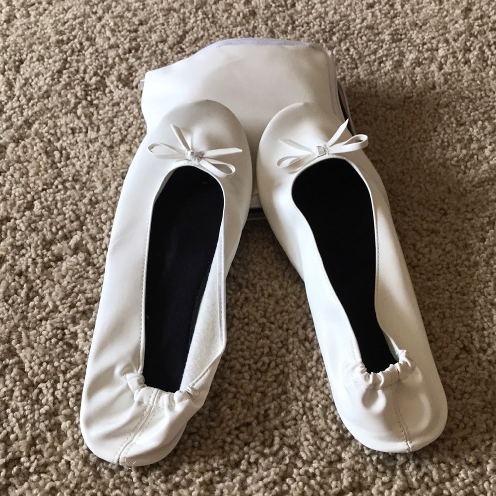 Women’s Sz 7-8 White Ballet Flats & Carrying Case